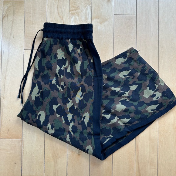 Topshop Cropped Camo Pants in Size 6 - Picture 1 of 9